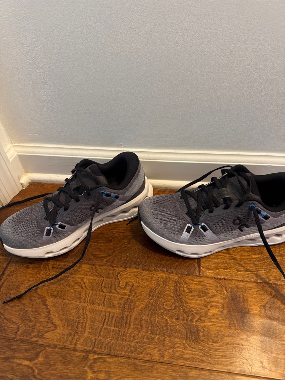 On Running MENS 7.5 WOMENS 9 Athletic 
Gray/ Black/Blue. cloud-surfer2